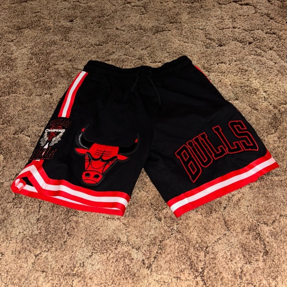 NBA final champions Chicago Bulls NWT men’s shorts L (make an offer) - Picture 2 of 7